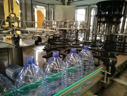 0.5L प्लास्टिक पीईटी 32000 BPH बोतलबंद पानी भरने वाली मशीनें